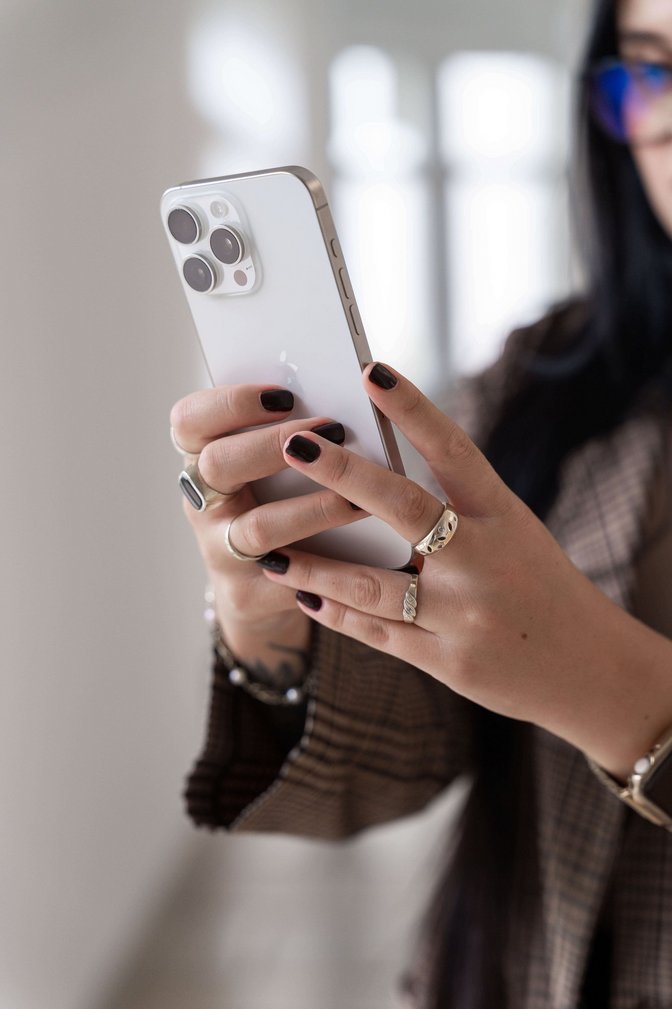 Frau hält Smartphone in der Hand