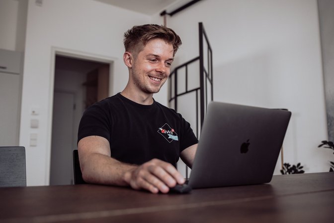 SIWA Odoo Experte bei der Arbeit am Laptop