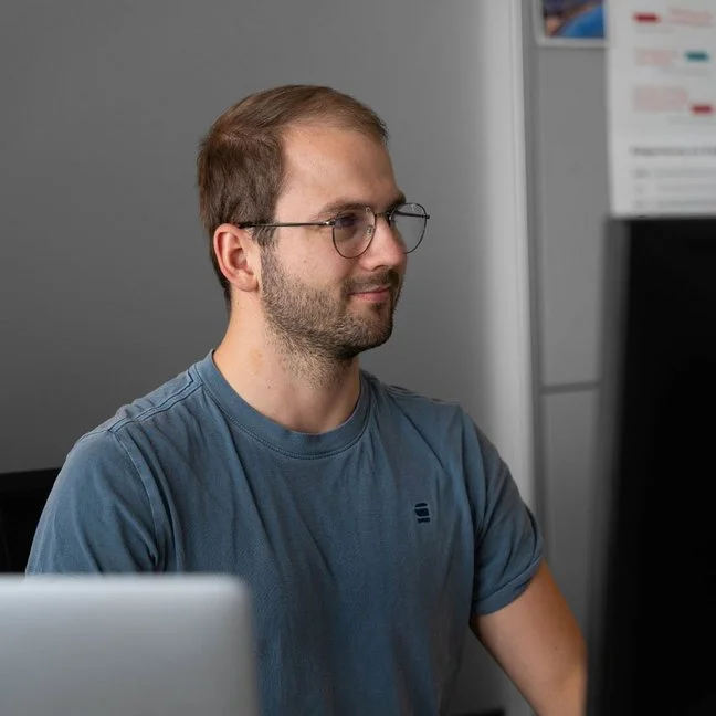 SIWA Entwickler bie der Arbeit vorm Laptop