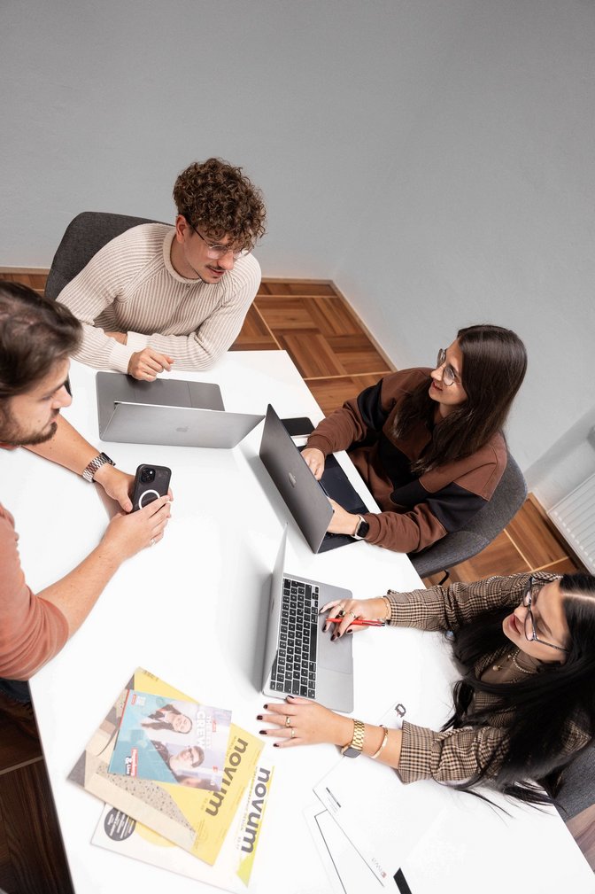 SIWA Mitarbeiter*innen bei einem Meeting