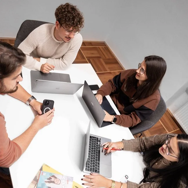 SIWA Mitarbeiter*innen bei einem Meeting