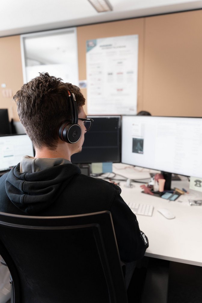 SIWA TYPO3 Entwickler bei der Arbeit am Computer