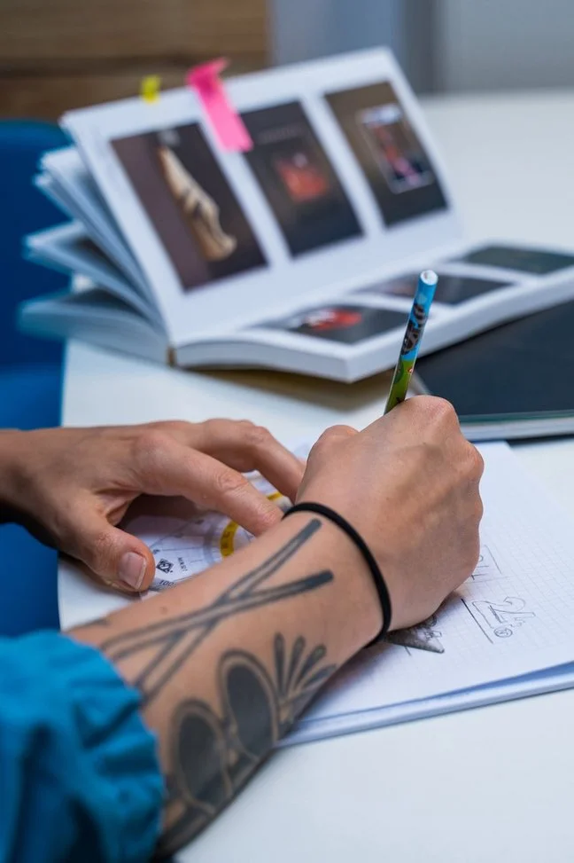 Hände der SIWA Webdesignerin beim Zeichnen eines Entwurfs