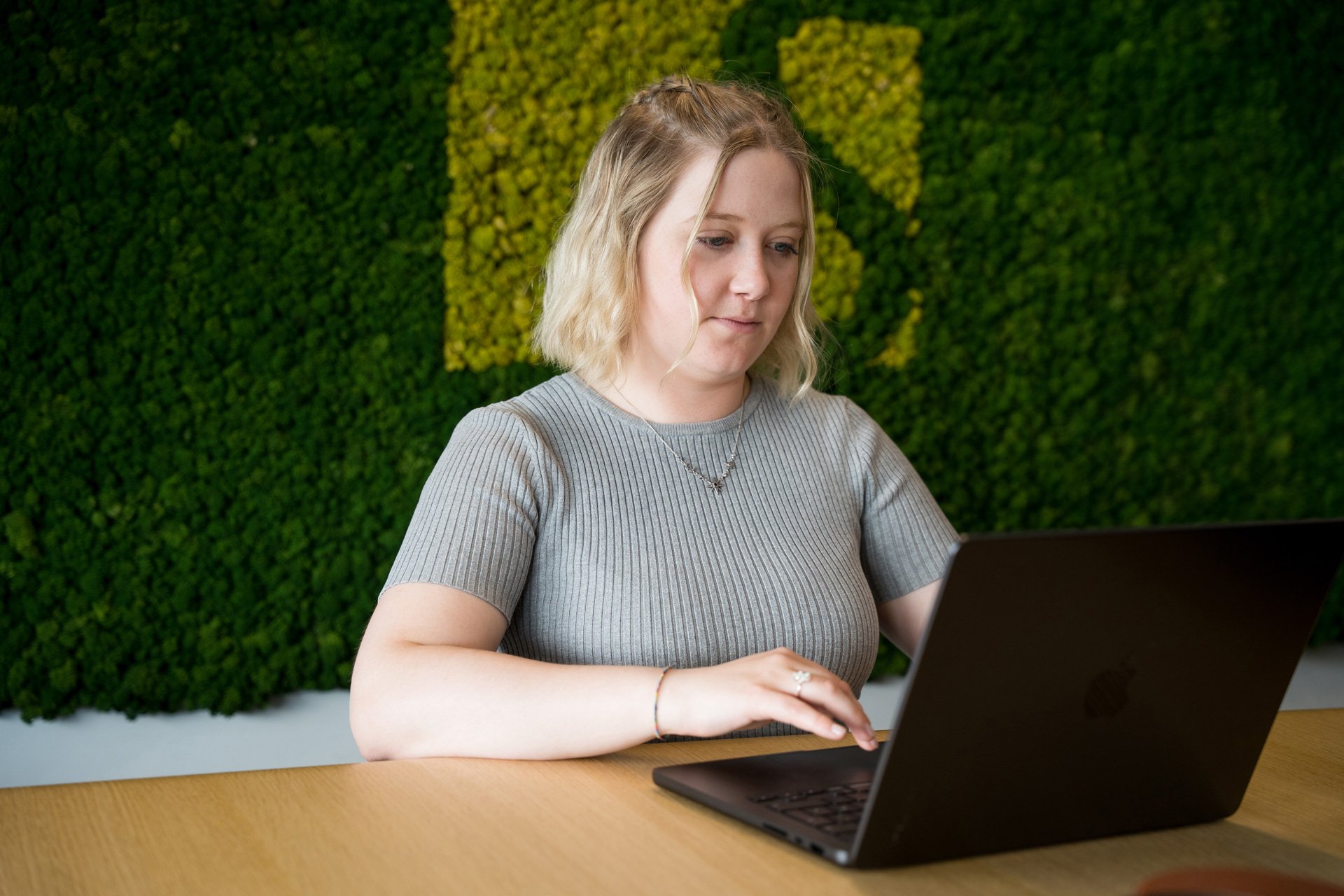 SIWA CISO Beatrice bei der Arbeit vorm Laptop