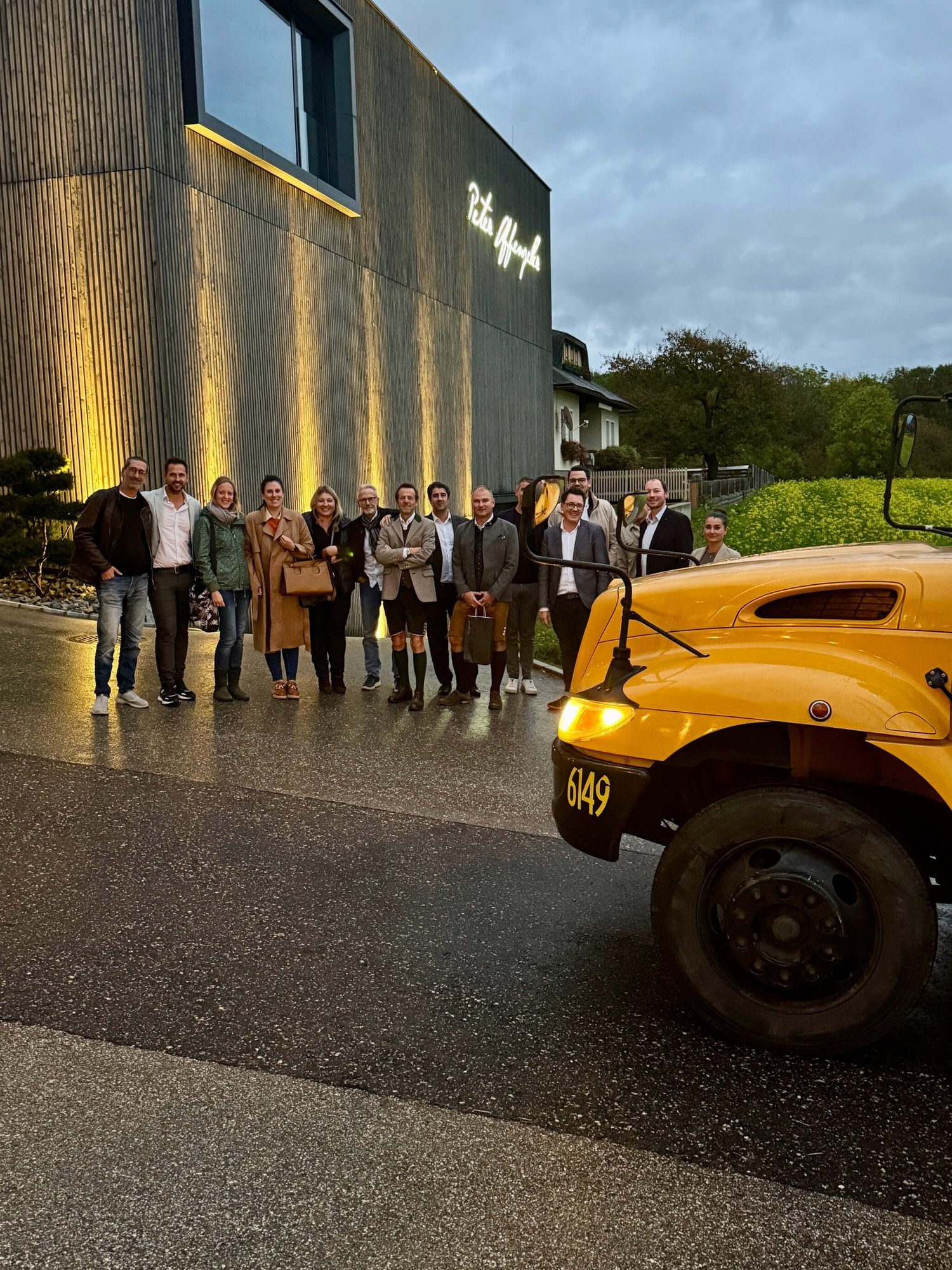 Gruppenfoto der Teilnehmer*innen mit dem gelben Schulbus